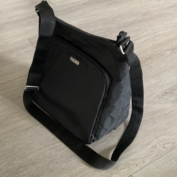 BAGGALLINI Crossbody Black Bag Lightweight EUC - Picture 3 of 10